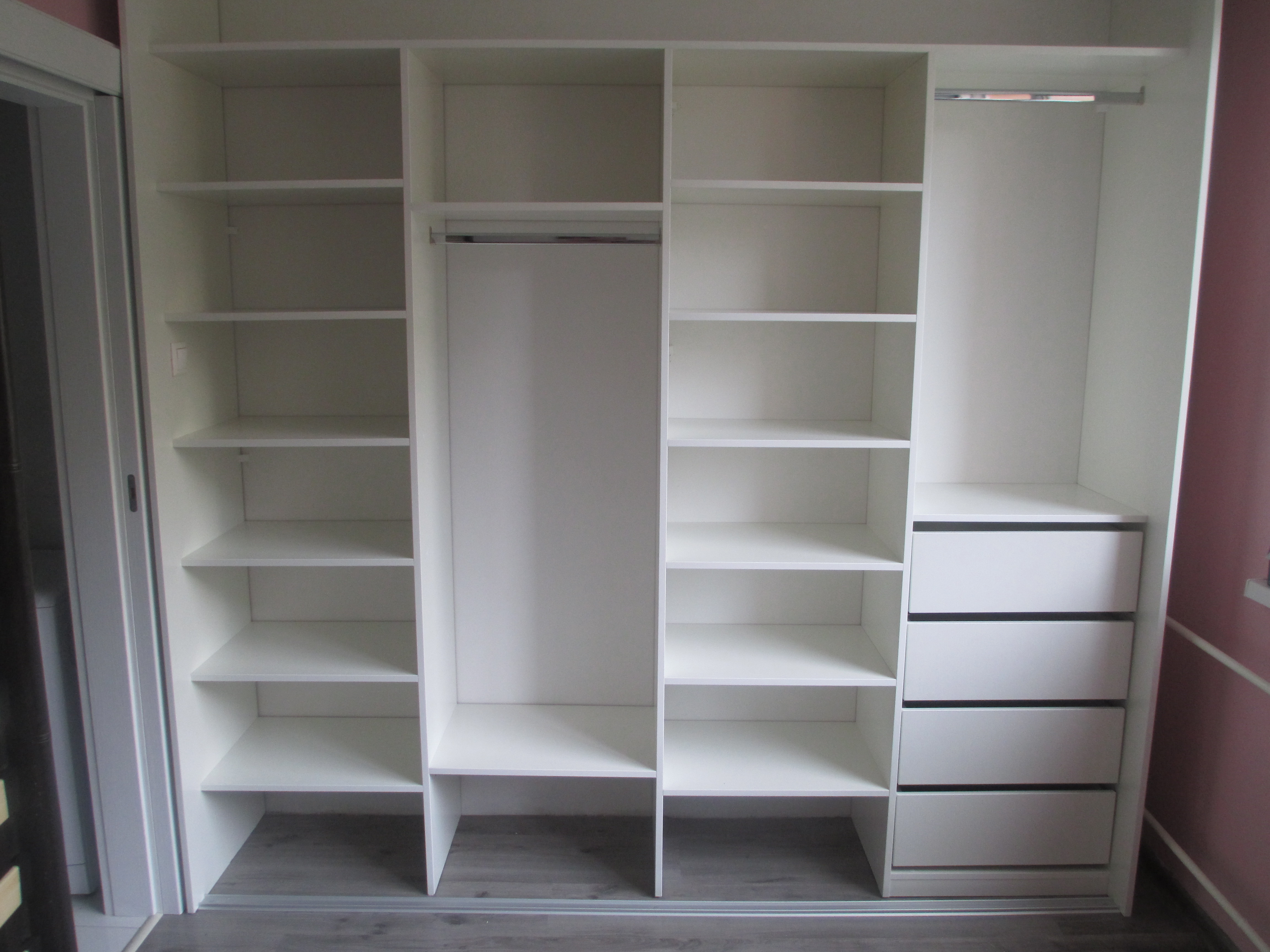 Rohový šatník s posuvnými dverami