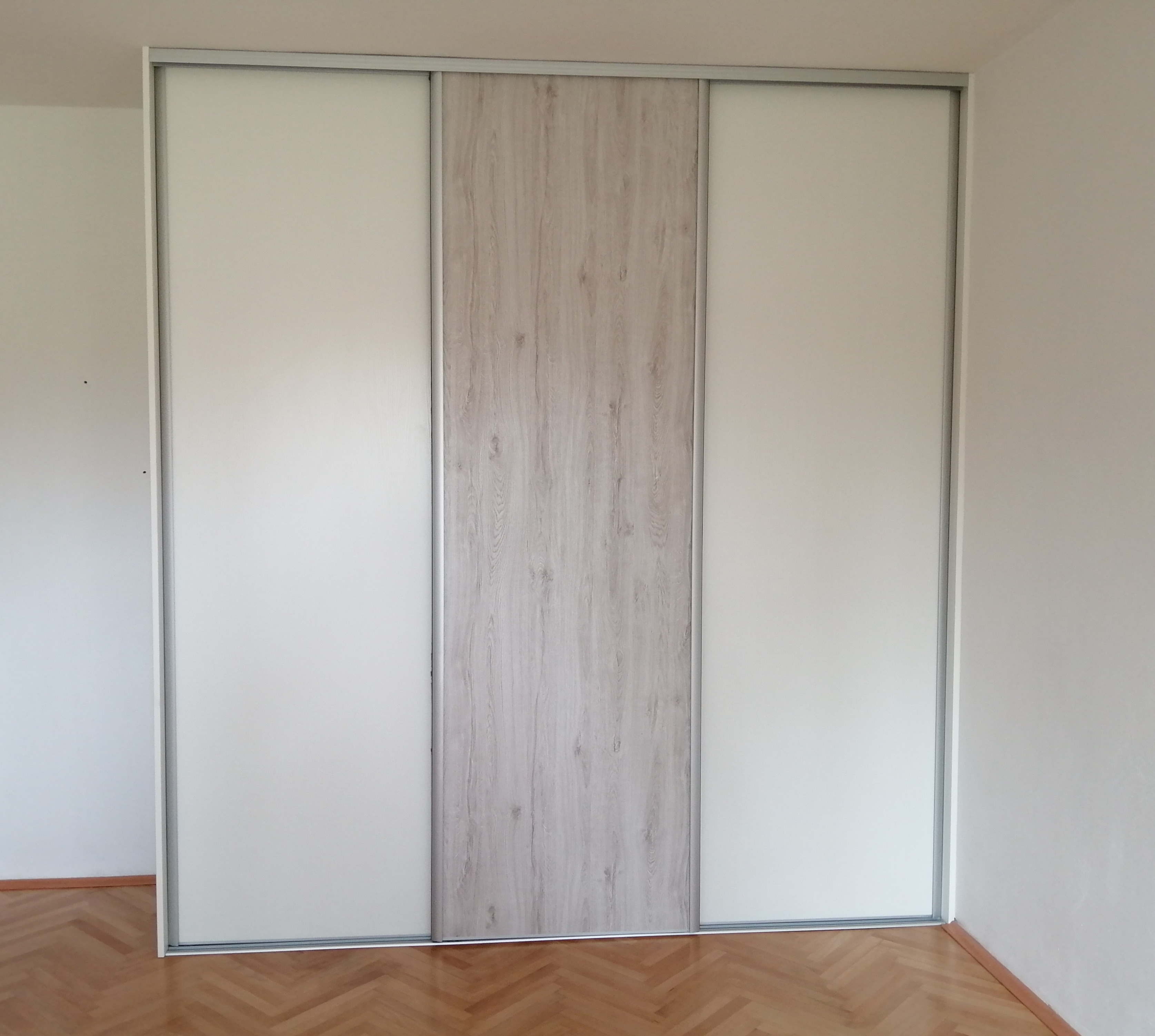 Vstavaná skriňa do chodby čierna