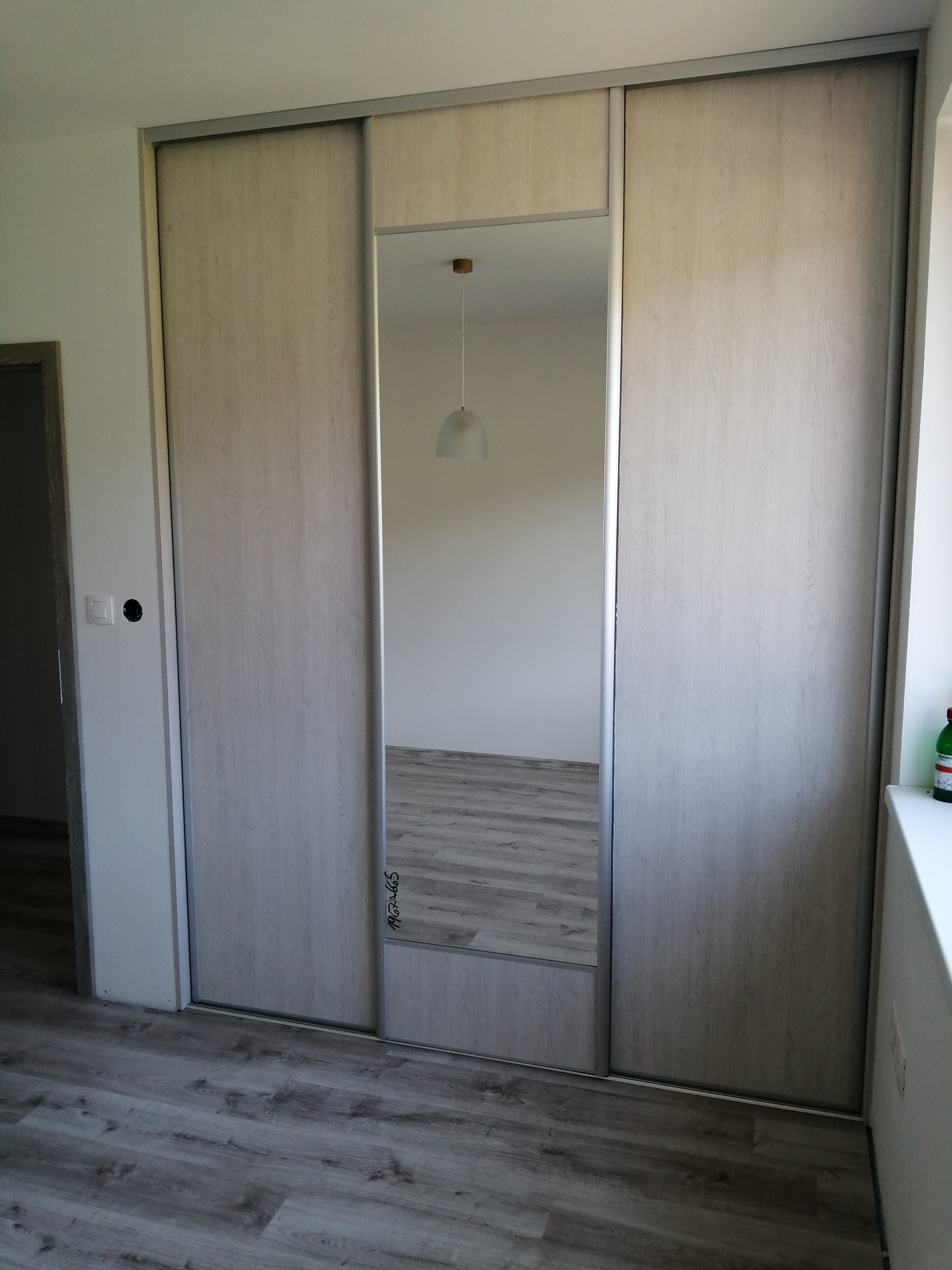 Otvorený šatník borovica